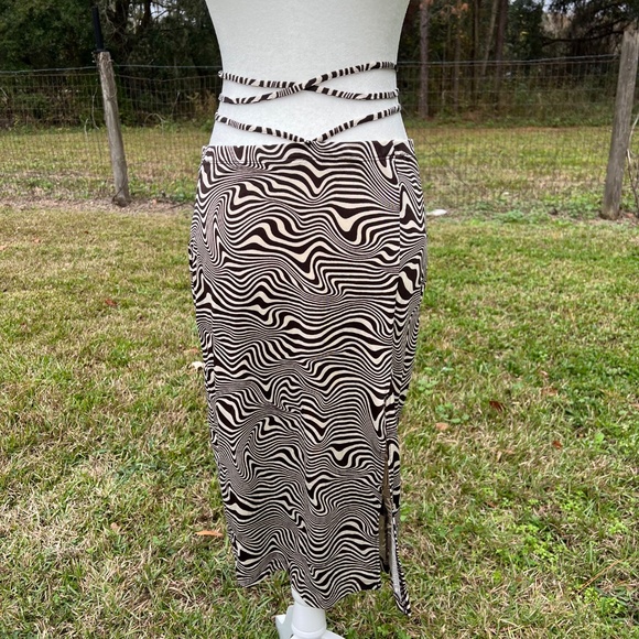 H&M wavy design skirt - Picture 2 of 5